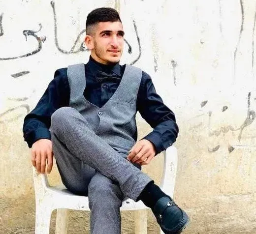 وفاة مصعب عديلي، شاب فلسطيني من قرية أوصرين، بعد إنهاء محكوميته في السجون الإسرائيلية. عديلي توفي في مركز طبي، مما أثار تساؤلات حول ظروف وفاته.