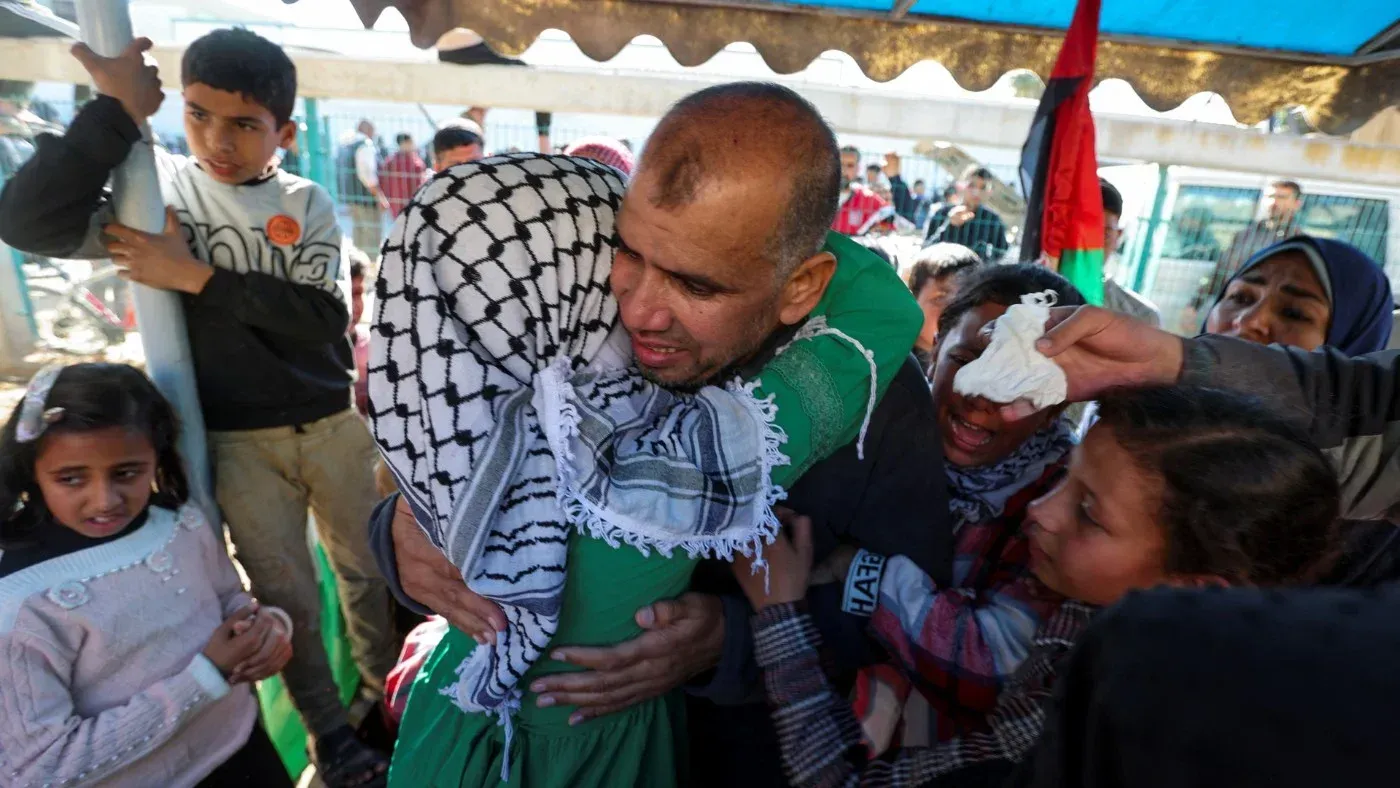 لحظة مؤثرة لتجمع عائلة فلسطينية حول أحد المفرج عنهم من السجون الإسرائيلية، حيث يظهر الأب وهو يحتضن ابنته وسط مشاعر الفرح والامتنان.