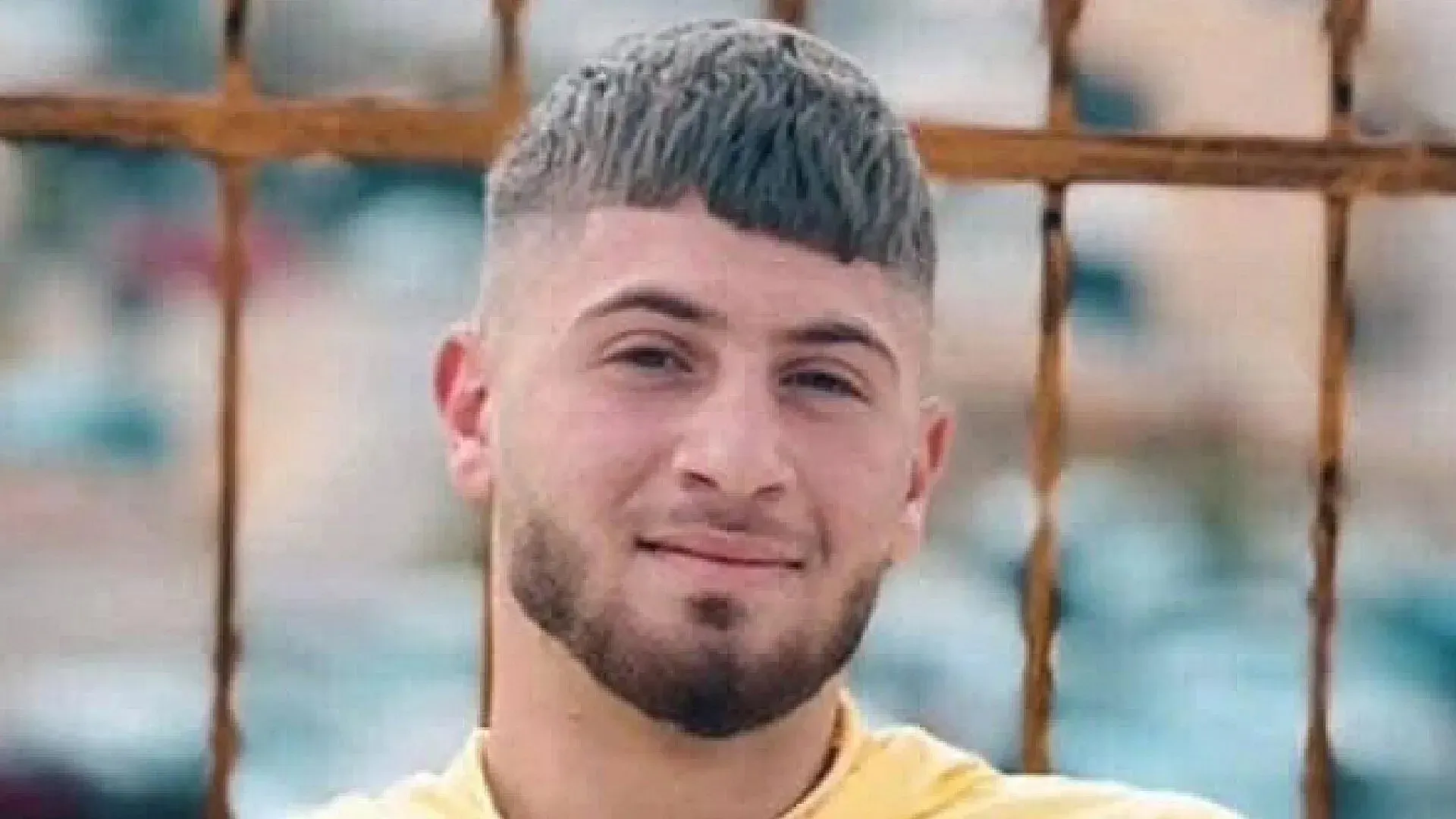 تظهر الصورة شابًا فلسطينيًا مبتسمًا، يُعتقد أنه وليد خالد عبد الله أحمد، الذي توفي في سجن مجدو.