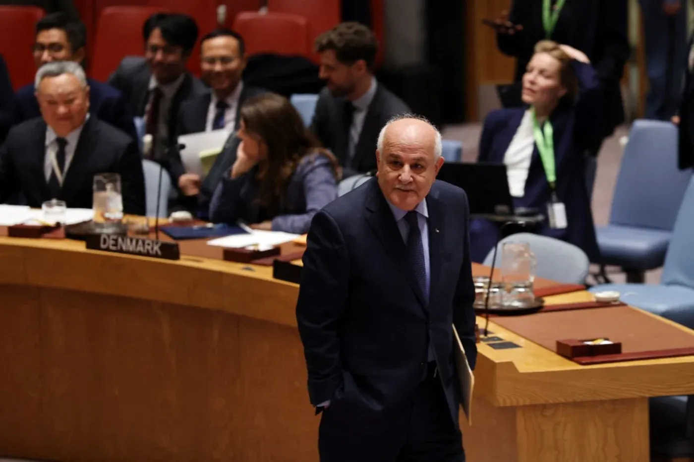 سفير فلسطين لدى الأمم المتحدة رياض منصور في جلسة الجمعية العامة، بعد سحب ترشحه لمنصب نائب الرئيس تحت ضغط أمريكي.