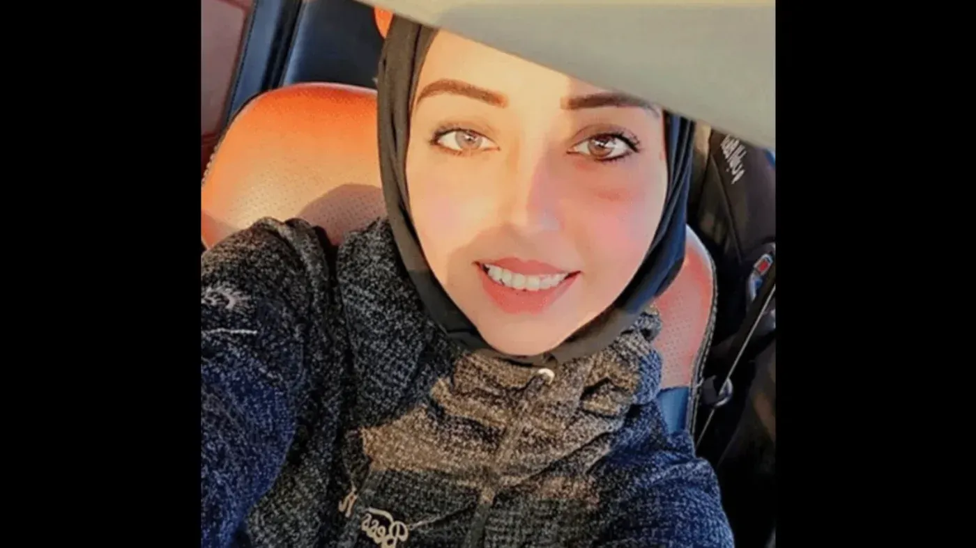 صورة لبيسان فضل محمد فياض، امرأة فلسطينية من غزة، تُظهر ابتسامتها، حيث تم تأكيد أنها لا تزال على قيد الحياة في المعتقلات الإسرائيلية.