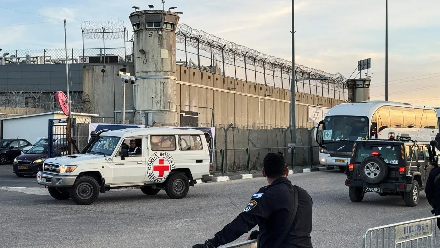 قافلة سيارات تقترب من سجن عوفر، حيث ينتظر الفلسطينيون الإفراج عن 90 أسيرًا، مع وجود إجراءات أمنية مشددة.