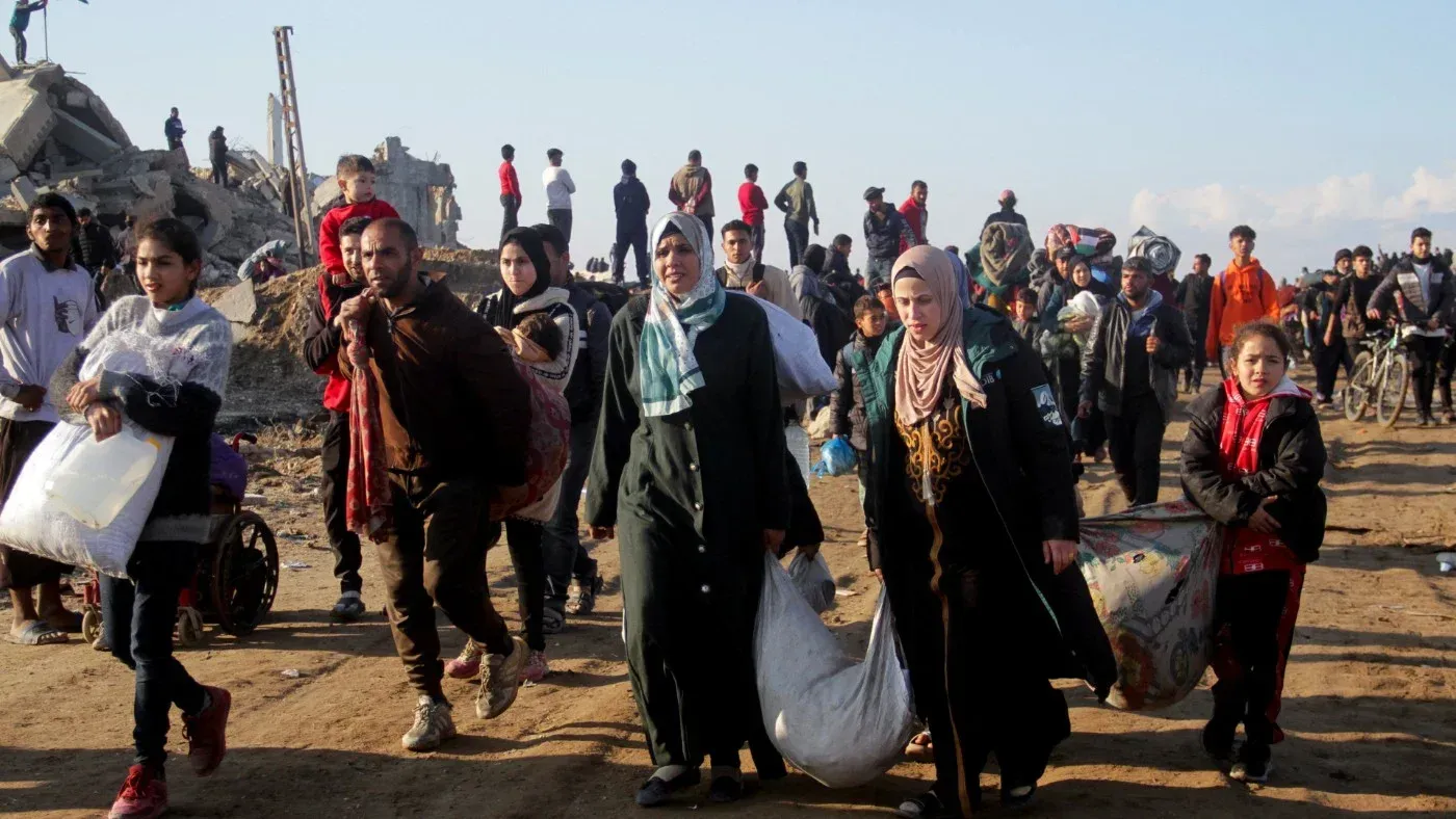 عودة الفلسطينيين إلى شمال غزة بين الأنقاض، مع عائلات تحمل الأمتعة، في ظل مشاعر مختلطة من الفرح والحزن.