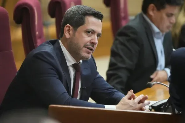 النائب رودريغو غامارا يتحدث خلال جلسة برلمانية في باراغواي، حيث تمت المصادقة على اتفاقية التجارة الحرة مع الاتحاد الأوروبي.