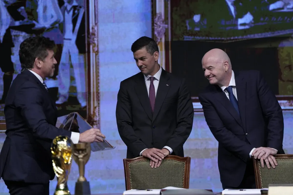 الرئيس سانتياغو بينيا يلتقي مع رئيس الفيفا جياني إنفانتينو لتعزيز عرض باراغواي لاستضافة أولمبياد الشباب 2030 في أسونسيون.