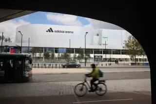 واجهة ملعب Adidas Arena في باريس، حيث يُخطط لاستضافة منافسات هوكي الجليد خلال دورة الألعاب الشتوية 2030.
