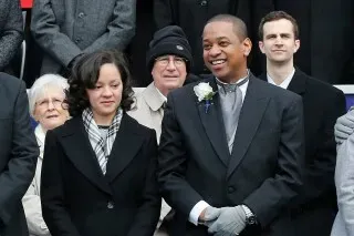 Cerina Fairfax وزوجها السابق Justin Fairfax في مناسبة عامة، حيث يظهران مع مجموعة من الأشخاص في الخلفية.