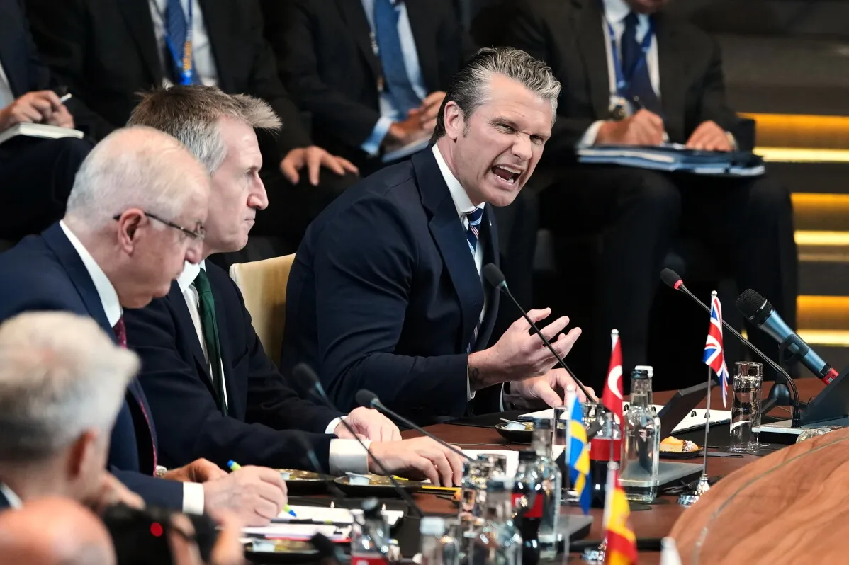 وزير الدفاع الأمريكي Pete Hegseth يتحدث بحماس خلال اجتماع وزراء دفاع حلف الناتو في بروكسل، مع التركيز على تعزيز الجاهزية الدفاعية الأوروبية.