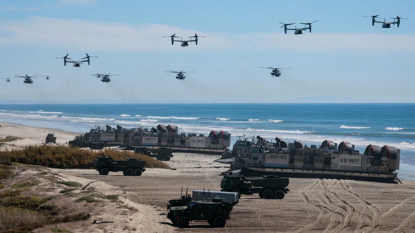 تحليق طائرات هليكوبتر فوق شاطئ حيث تتواجد مركبات عسكرية أمريكية، في إطار استعدادات البنتاغون لعمليات محتملة ضد إيران.