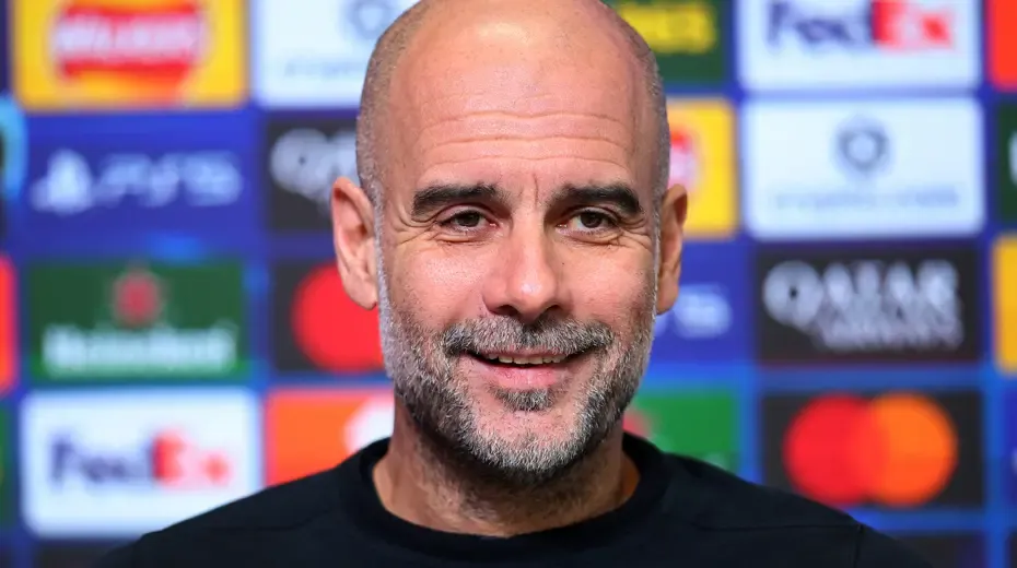 بيب غوارديولا، المدرب الإسباني المعروف، خلال مؤتمر صحفي يعكس دعمه للأطفال الفلسطينيين في مخيمه الصيفي بكتالونيا.