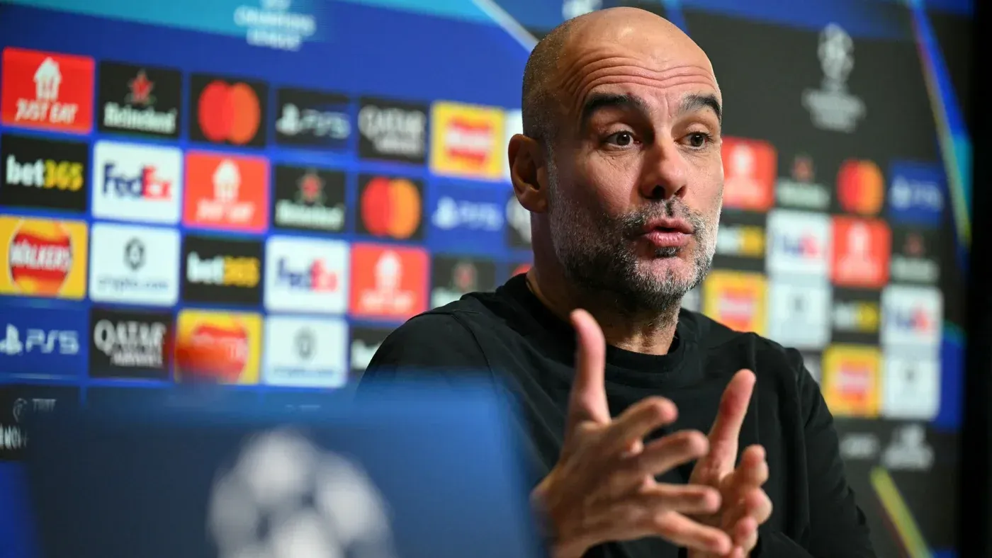 بيب غوارديولا يتحدث في مؤتمر صحفي، معبرًا عن قلقه بشأن الحروب العالمية، بما في ذلك الأوضاع في غزة وأوكرانيا.