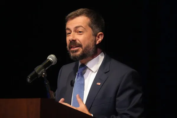 بيت بوتيجيج يتحدث في خطاب سياسي في ساوث كارولاينا وسط حضور يدعم رؤيته للانتخابات الرئاسية 2028 والتركيز على الناخبين السود.