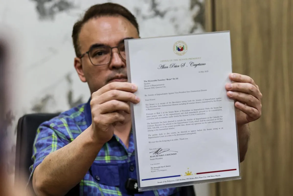 رئيس مجلس الشيوخ آلان كايتانو يعرض مذكرة رسمية، وسط توتر سياسي بعد فرار السيناتور ديلا روزا من الاعتقال.