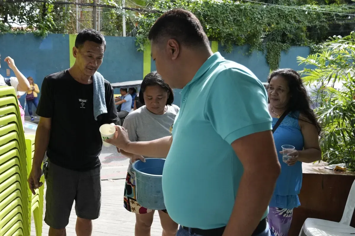 سكان قرية أديشن هيلز في ماندالويونغ يتسلمون مكافآت رمزية مقابل تقديمهم للبعوض في حملة لمكافحة حمى الضنك.