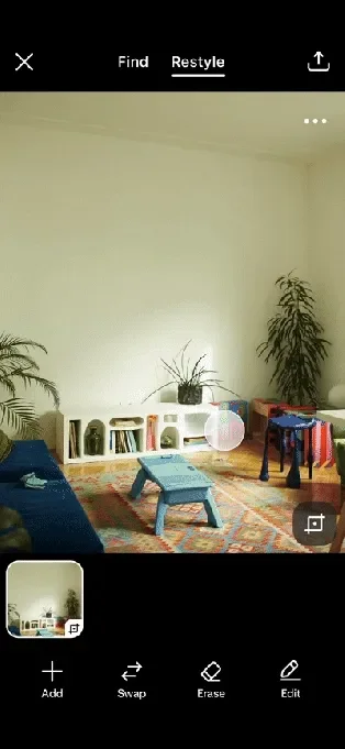 غرفة معيشة بسيطة مع أريكة وطاولة صغيرة ونباتات، تظهر واجهة أداة Restyle لتعديل أثاث الغرف بالذكاء الاصطناعي من Pinterest.