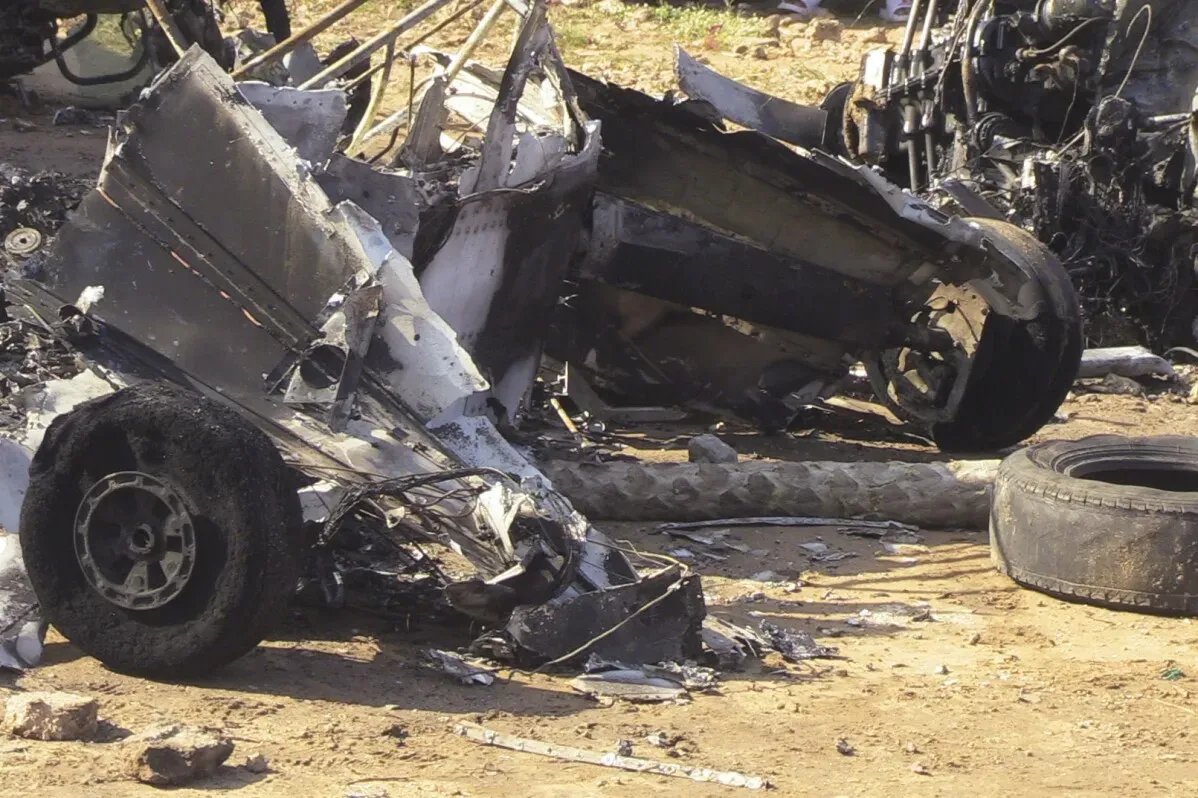 حطام طائرة خفيفة بعد تحطمها في كواتشوشا، كينيا، حيث أسفر الحادث عن مقتل ثلاثة أشخاص وإصابة آخرين.