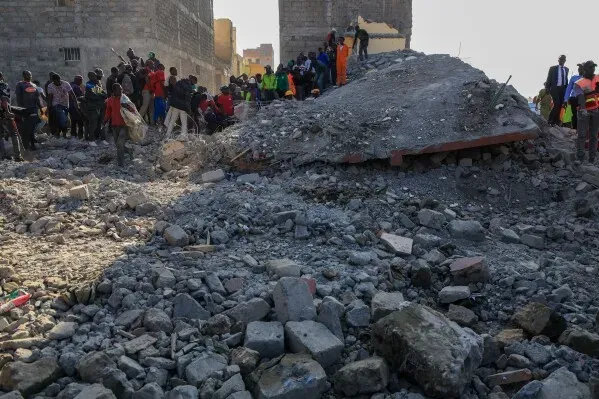 انهيار مبنى في نيروبي أثناء عملية هدم، مع وجود عمال إنقاذ وجمهور في الموقع، مما أدى إلى مقتل وإصابة عدة أشخاص.