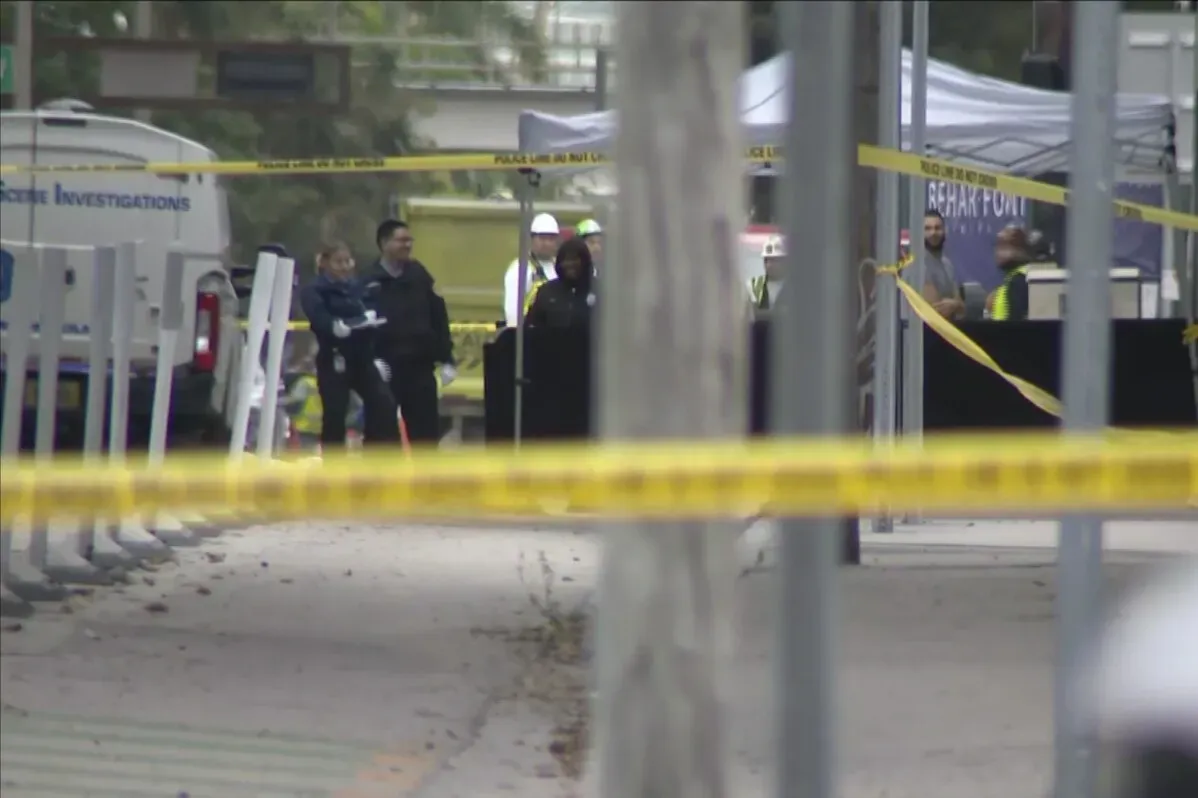موقع الحادث في ميامي حيث تحقق الشرطة في هجوم على المشردين، مع وجود شريط تحذيري وضباط في المكان.