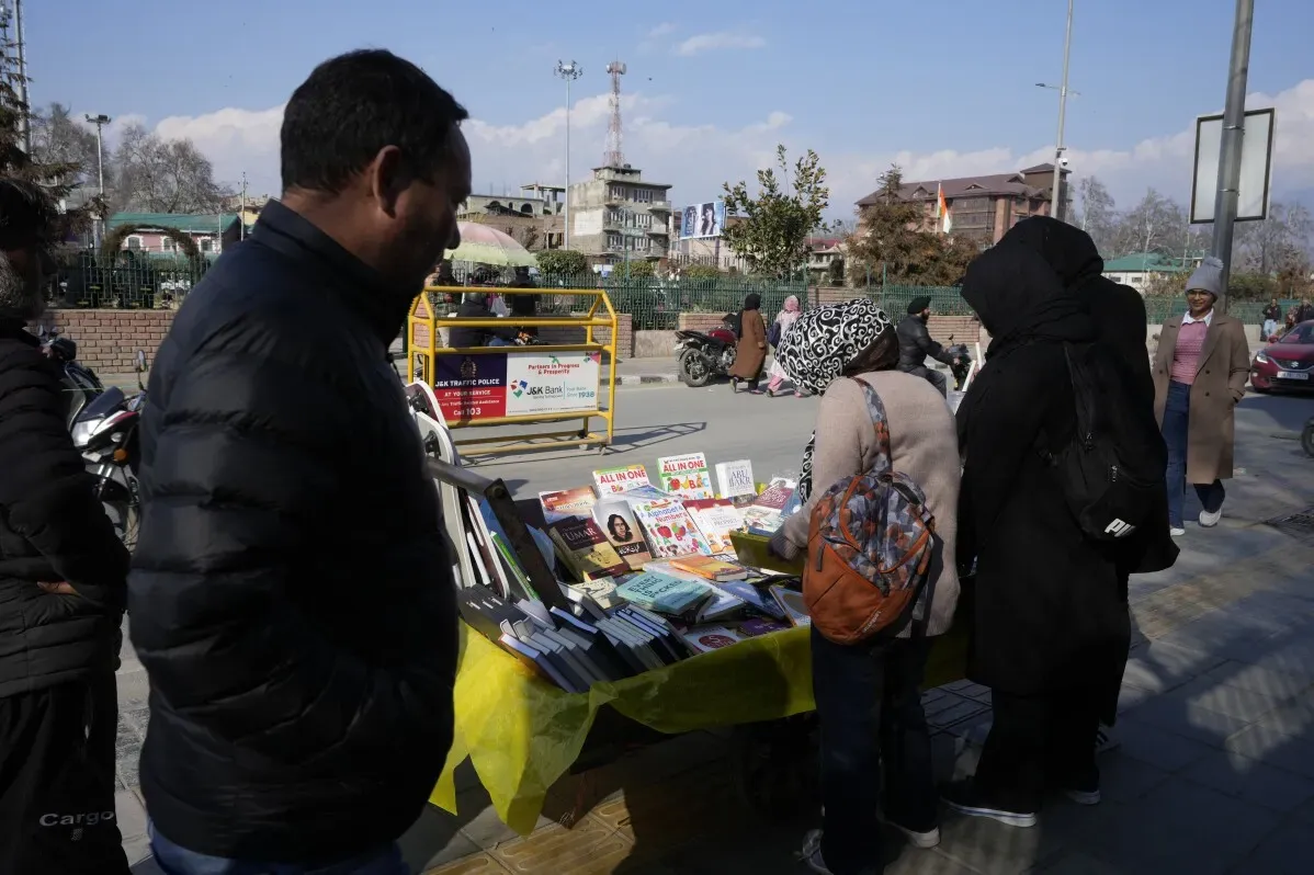 مواطنون يتفقدون مجموعة من الكتب المعروضة على رصيف في سريناغار، وسط إجراءات رقابية مشددة على المؤلفات المرتبطة بالجماعة الإسلامية.