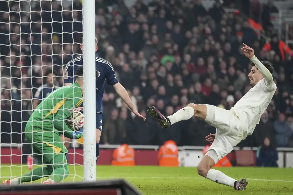 صورة لمهاجم أرسنال كاي هافيرتز وهو يسقط أمام المرمى خلال مباراة كأس الاتحاد الإنجليزي، مع حارس مرمى مانشستر يونايتد في الخلفية.