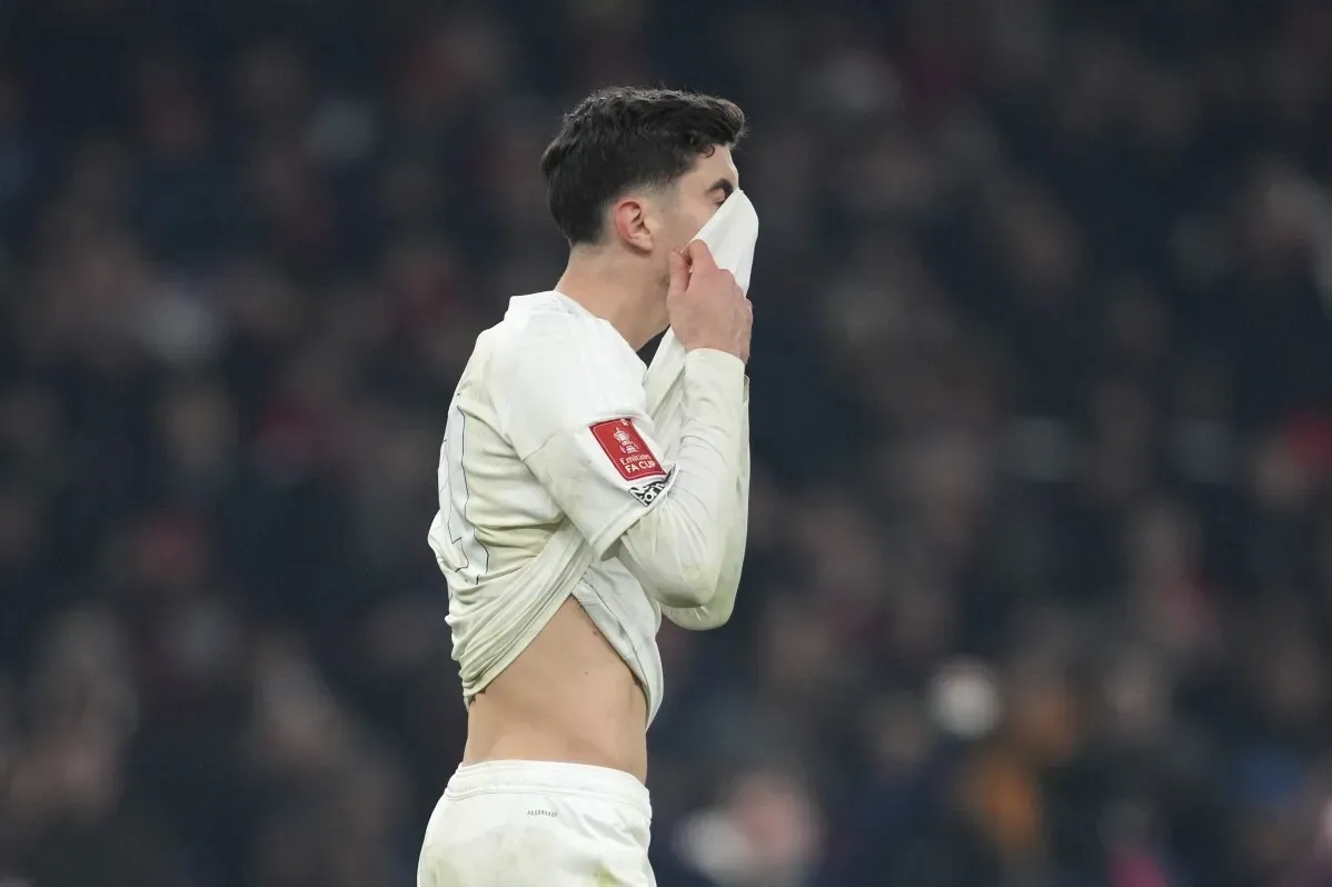 لاعب أرسنال كاي هافيرتز يغطي وجهه بقمصيه بعد الخسارة في مباراة كأس الاتحاد الإنجليزي أمام مانشستر يونايتد.