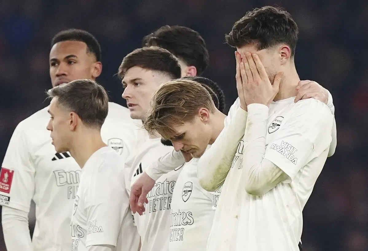 لاعبو أرسنال يظهرون مشاعر الإحباط بعد الخسارة أمام مانشستر يونايتد في كأس الاتحاد الإنجليزي، حيث فشلوا في تسجيل ركلات الترجيح.