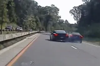 تحطم سيارة فينس مكمان الفاخرة على طريق سريع في كونيتيكت، حيث اصطدم بسيارة أخرى بسرعة 100 ميل في الساعة، مما أدى إلى أضرار جسيمة.