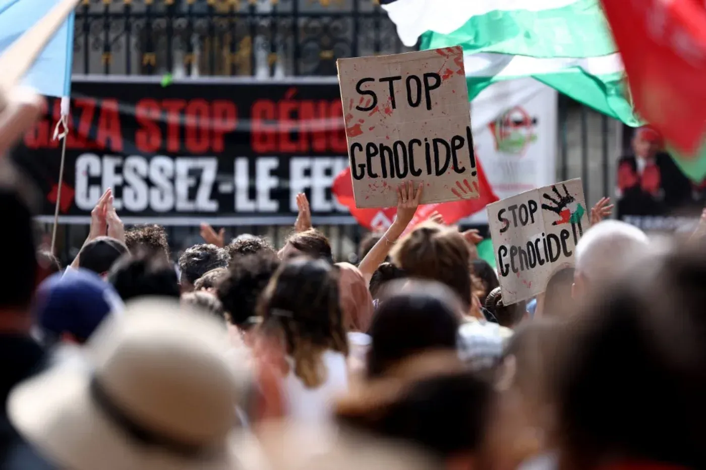 مظاهرة حاشدة في فرنسا ضد العنف في غزة، حيث يحمل المتظاهرون لافتات تطالب بوقف الإبادة، مع ظهور أعلام فلسطينية.