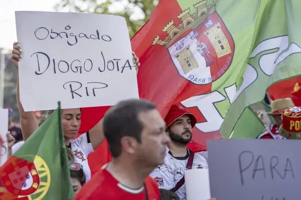 جماهير البرتغال تحمل لافتات تكريمية لديوغو جوتا، مع أعلام الفريق، تعبيرًا عن الحزن خلال بطولة أوروبا للسيدات.