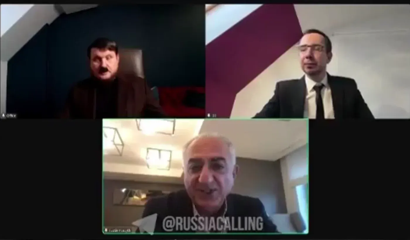 مكالمة عبر زووم تضم رضا بهلوي ومخادعين روسيين، أحدهم يرتدي زي أدولف هتلر، يتحدثون عن تهديدات مزعومة ضد إيران.