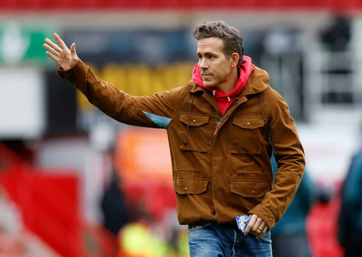 ريان رينولدز، مالك نادي ريكسهام، يلوح للجماهير أثناء مباراة. يتطلع النادي لمواجهة تشيلسي في كأس الاتحاد الإنجليزي.