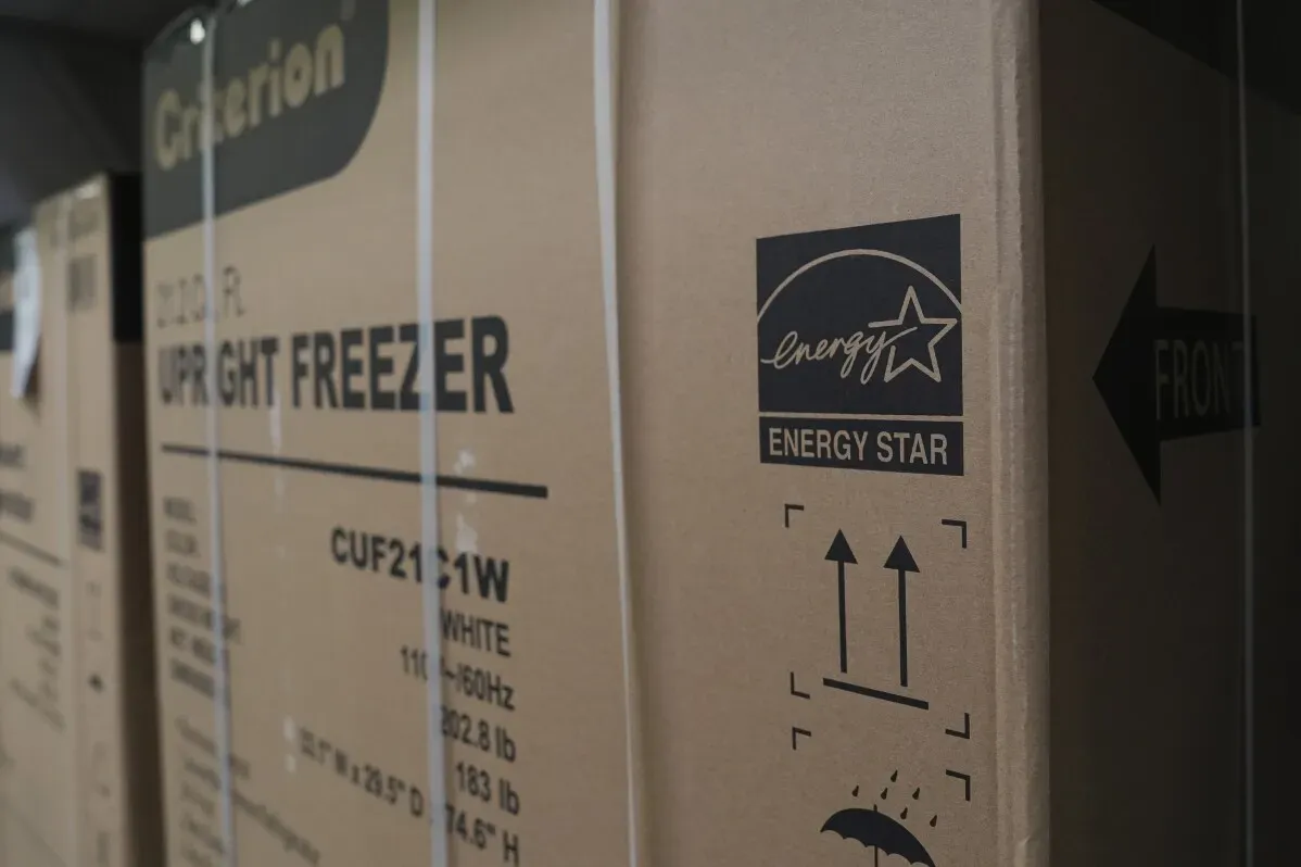صناديق فريزر مكعبات مع شعار "Energy Star"، تشير إلى كفاءة الطاقة المرتبطة بالأجهزة المنزلية ضمن سياسات ترامب.
