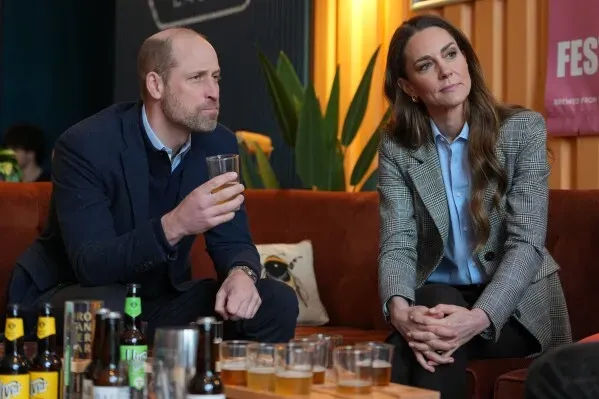 الأمير ويليام وكاثرين، دوقة كامبريدج، يجلسان معًا في مكان غير رسمي، حيث يبدو أن النقاش جاد وسط مشروبات.