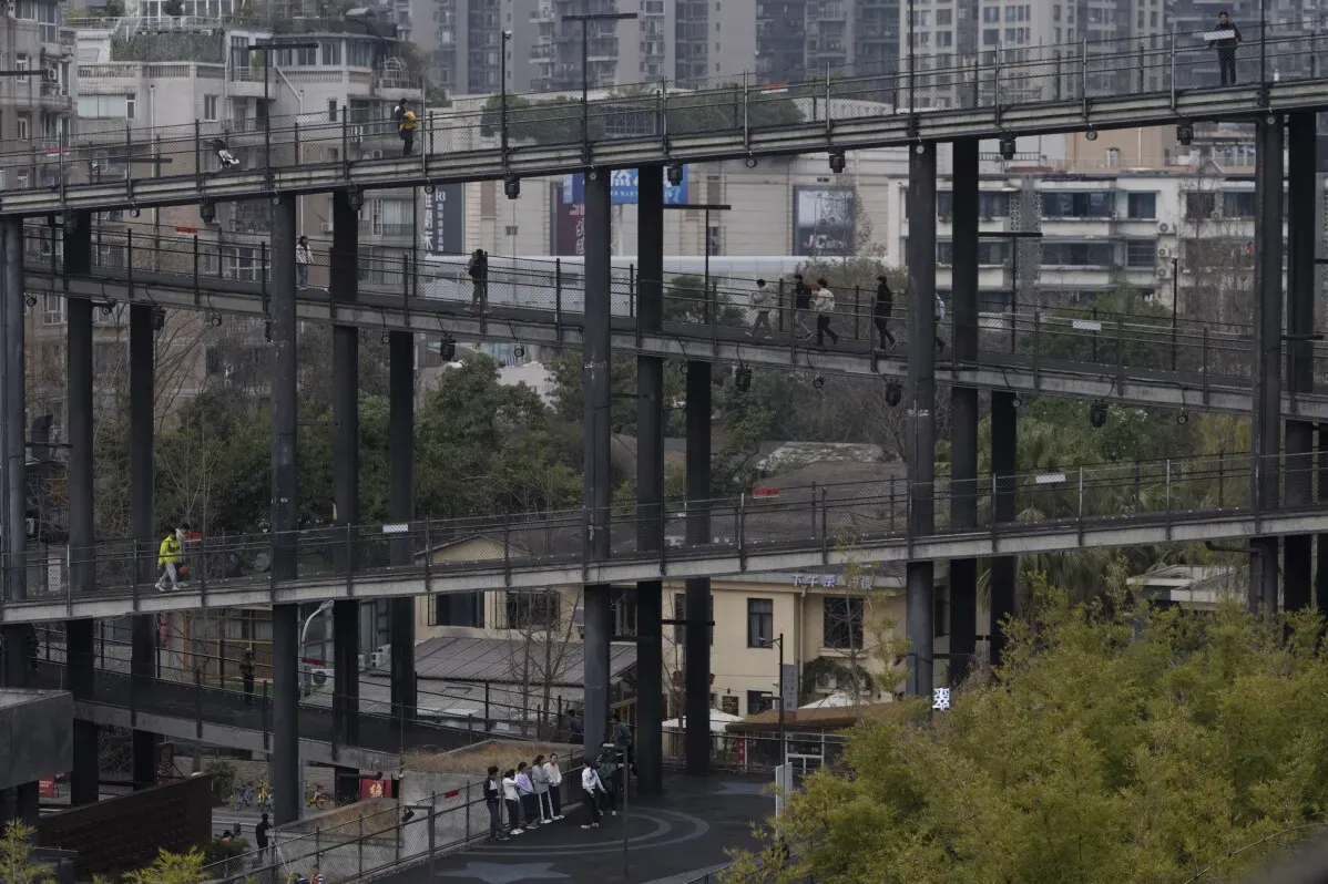 تصميم معماري حديث في تشنغدو يبرز مسارات للمشاة وراكبي الدراجات، مع التركيز على المساحات العامة وتعزيز التفاعل المجتمعي.