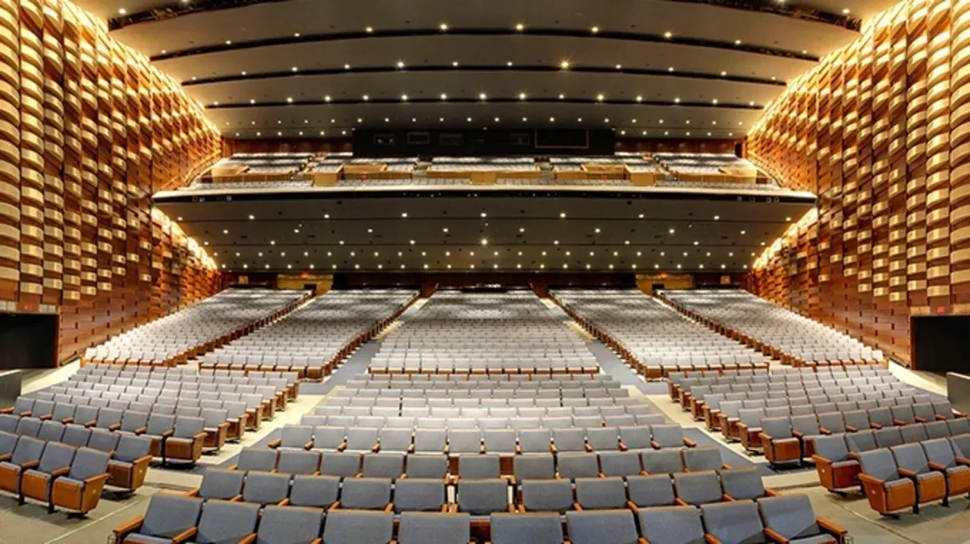 قاعة ميريديان في تورنتو، مع مقاعد فارغة مضاءة، تستعد لاستضافة مناظرات حول حل الدولتين بين إسرائيل وفلسطين، وسط احتجاجات متوقعة.