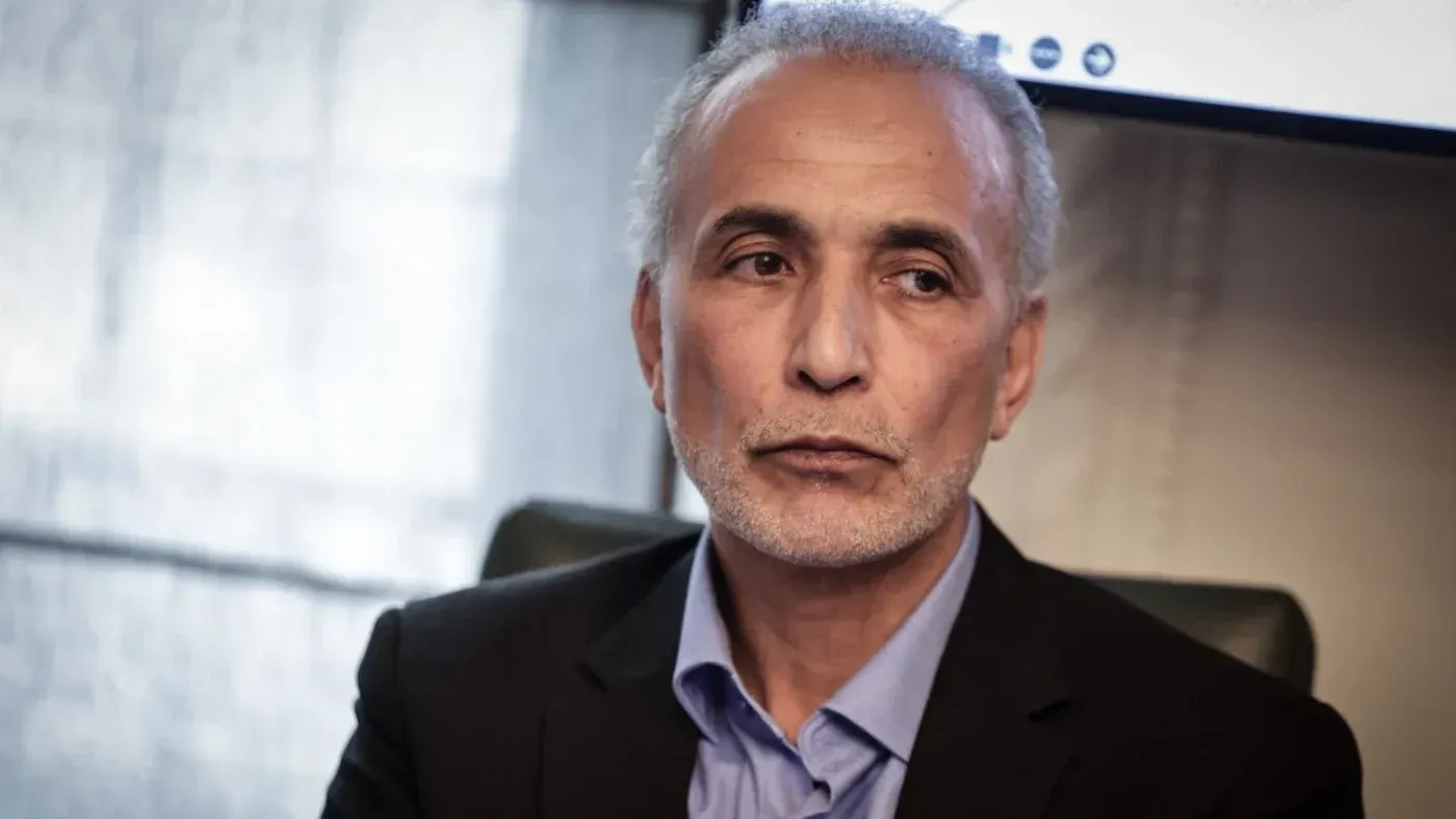 طارق رمضان، عالم سويسري، يتحدث في مؤتمر صحفي، بعد صدور حكم غيابي بسجنه 18 عامًا بتهمة اغتصاب ثلاث نساء في فرنسا.