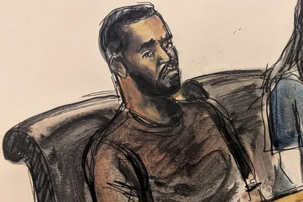 رسم توضيحي يظهر شون "ديدي" كومبس أثناء جلسة محكمة، حيث يواجه اتهامات بالاتجار بالجنس والتآمر.