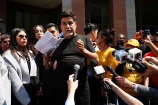 ديفيد هويرتا، قائد نقابي في كاليفورنيا، يتحدث مع وسائل الإعلام خلال احتجاجات ضد سياسات الترحيل في لوس أنجلوس.