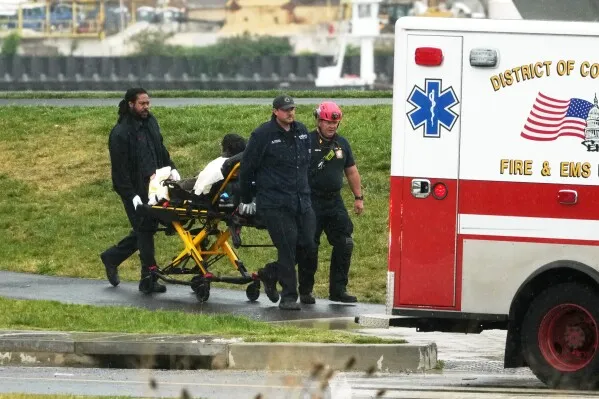 ناشط أمريكي يُنقل على نقالة من قبل رجال الطوارئ بعد احتجاجه على جسر Frederick Douglass Memorial Bridge، حيث أمضى خمسة أيام.