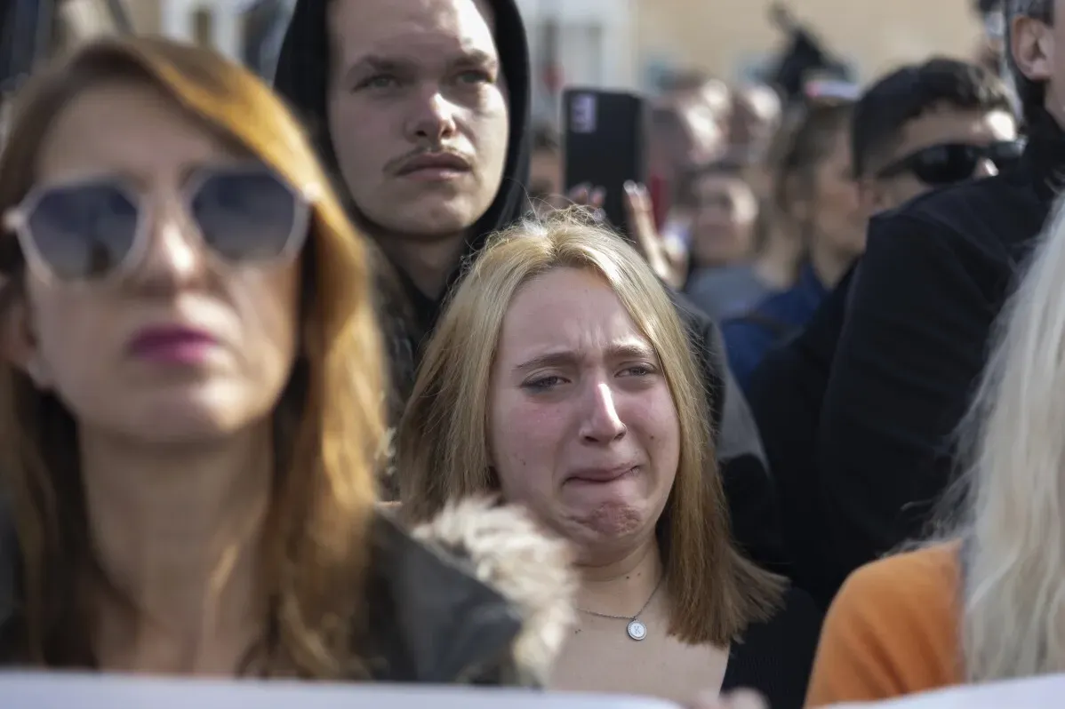 حشود من المحتجين في أثينا يعبرون عن حزنهم وغضبهم في مسيرة للعدالة لضحايا كارثة السكك الحديدية، مبرزين تأثير الحادث على المجتمع.