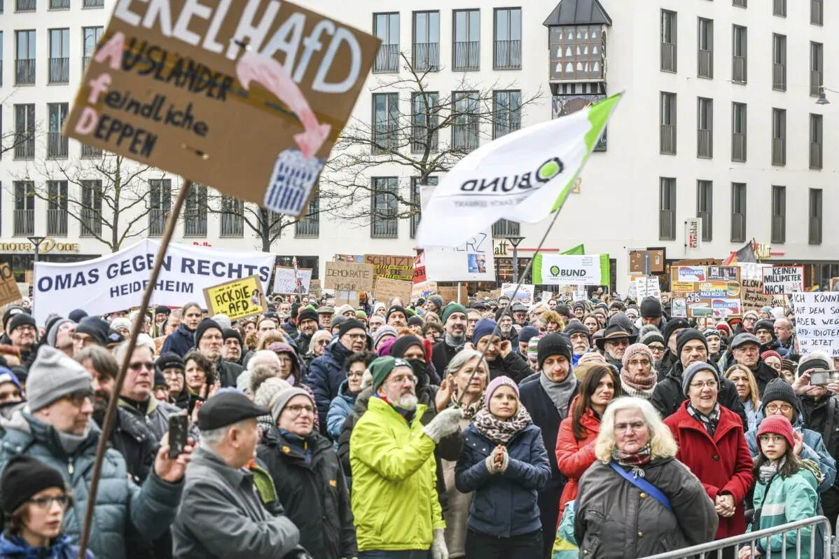 تجمع حشود كبيرة من المتظاهرين في برلين ضد مقترحات تشديد قواعد الهجرة، حاملين لافتات تعبر عن رفضهم لليمين المتطرف.