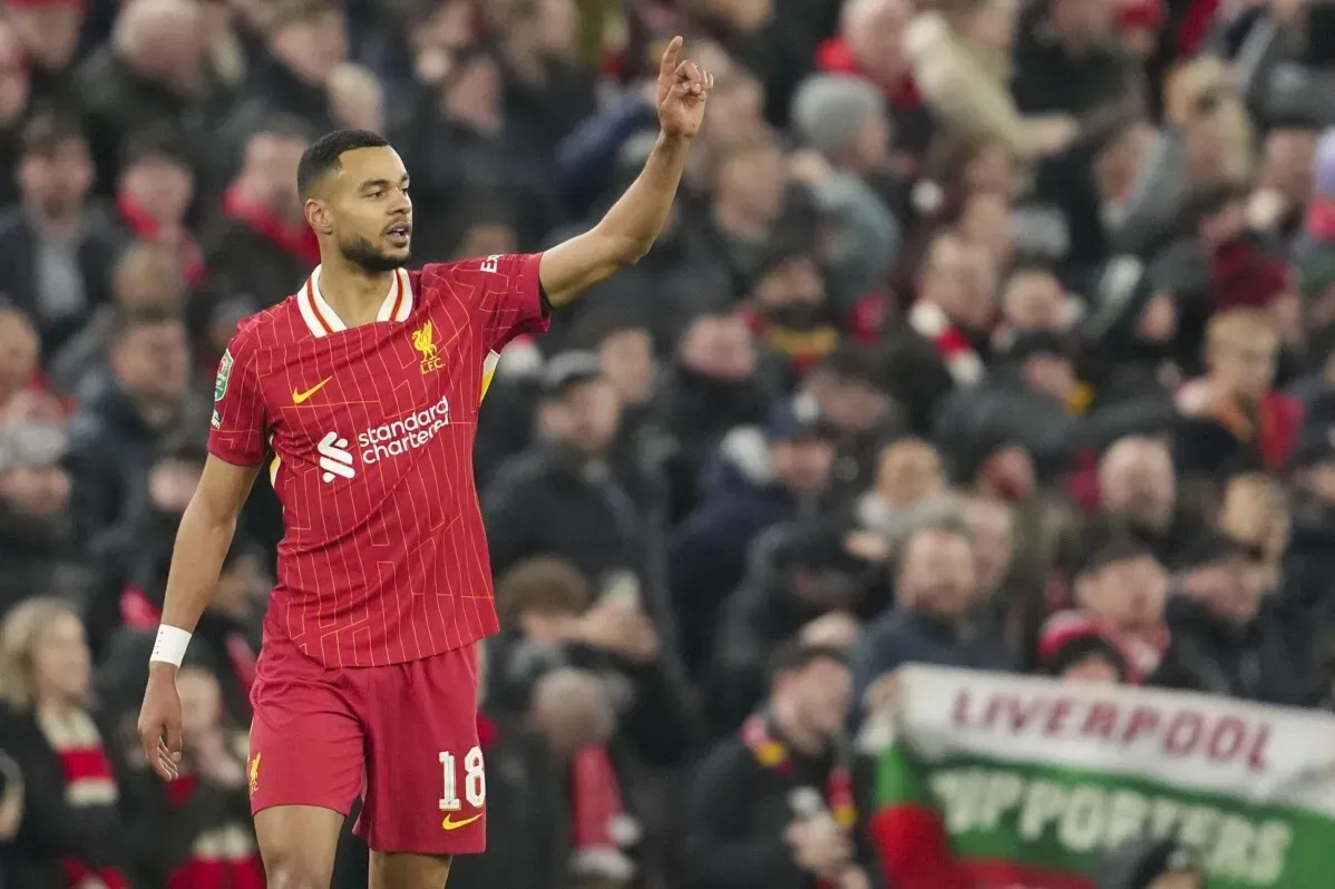 لاعب ليفربول يحتفل أمام جماهيره في ملعب أنفيلد، مستعرضًا أداءً قويًا قبل مواجهة باريس سان جيرمان في دوري أبطال أوروبا.