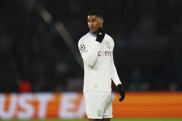 ماركوس راشفورد، لاعب أستون فيلا، يظهر في مباراة دوري أبطال أوروبا، مع تعبير عن التركيز والاستعداد، وسط أجواء تنافسية.