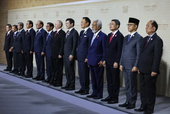 قادة رابطة دول جنوب شرق آسيا (ASEAN) والرئيس الروسي بوتين يقفون معًا في قمة قازان، احتفالًا بذكرى 35 عامًا من العلاقات الرسمية.