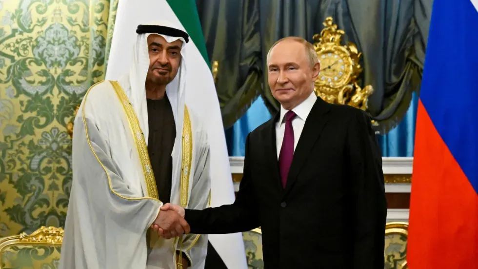 لقاء بين الرئيس الروسي فلاديمير بوتين وولي عهد الإمارات محمد بن زايد، حيث يتصافحان في إطار مناقشات دبلوماسية مهمة.