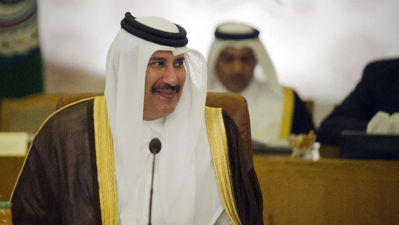 حمد بن جاسم بن جبر آل ثاني، رئيس وزراء قطر السابق، مبتسم خلال اجتماع رسمي، مع التركيز على القضايا الإقليمية المتصاعدة.