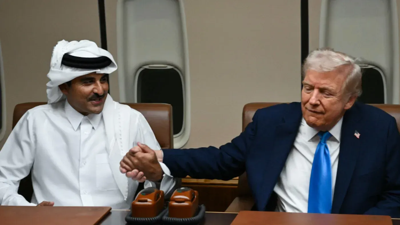 اجتماع بين أمير قطر وترامب، حيث يتناولان موضوع شراء قطر طائرات F-35، مع تعبيرات ودية في خلفية الطائرة.