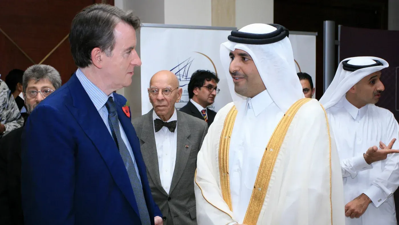 لقاء بين بيتر ماندلسون وكبار المسؤولين القطريين، مع التركيز على العلاقات السياسية والاقتصادية بين قطر والمملكة المتحدة.