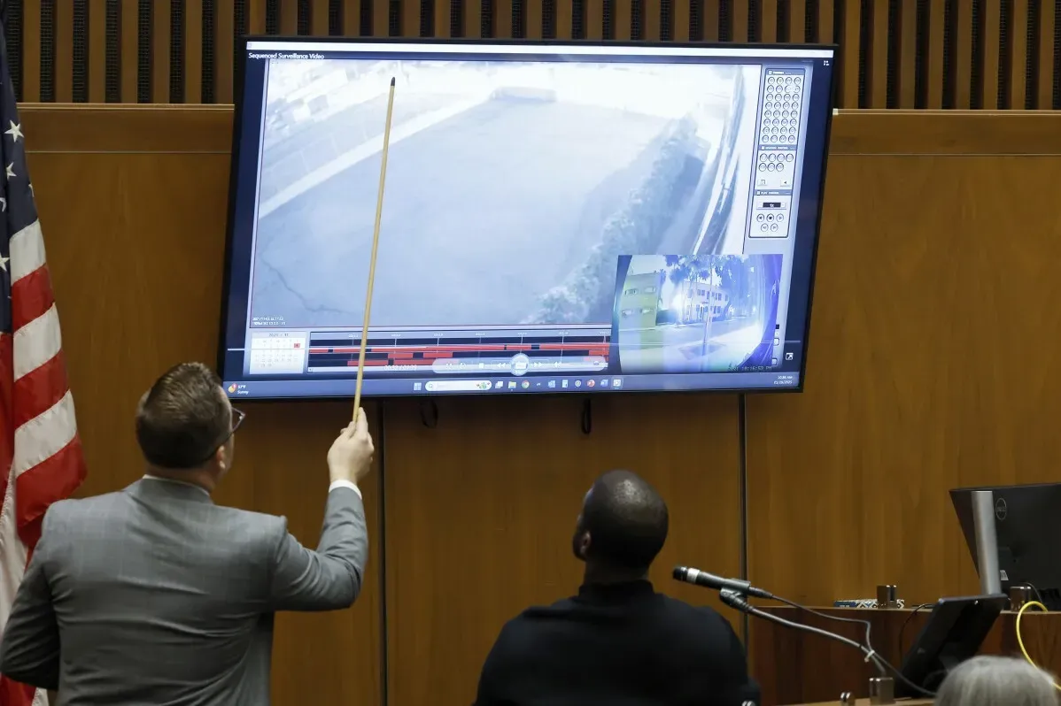 شاهد من قاعة المحكمة يشير إلى فيديو CCTV يعرض موقع الحادث المتعلق بإطلاق النار المزعوم من قبل آيساب روكي في هوليوود.