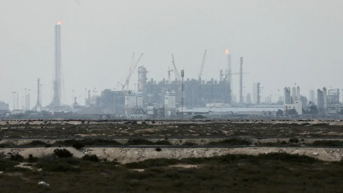 صورة لمجمع راس لفان في قطر، يظهر فيه منشآت الغاز الطبيعي المسال مع أعمدة الدخان والنيران، بعد تعرضه لهجمات إيرانية.